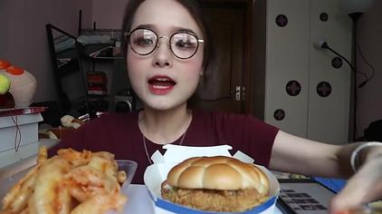 在香港玩得特别尽兴莫尛璇01:09阿尤吃男朋友吃巧克力哎哟阿尤粉丝