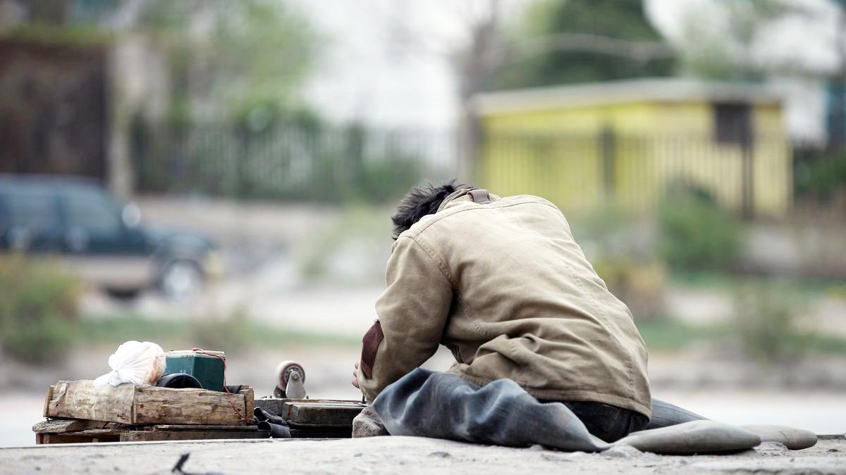 乞丐含泪一首《朋友别哭》感动了无数人,听到心酸,好听哭了!