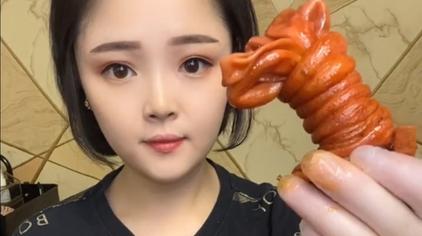 4万次观看·1个月前01:00涵涵sugar美女吃羊蛋,蘸着火鸡面酱,直接就往