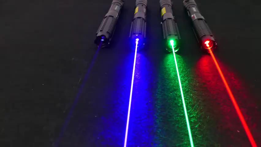 激光灯到底有多大威力?简直亮瞎了24k钛合金狗眼了!