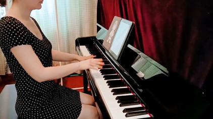 美女踩钢琴踏板