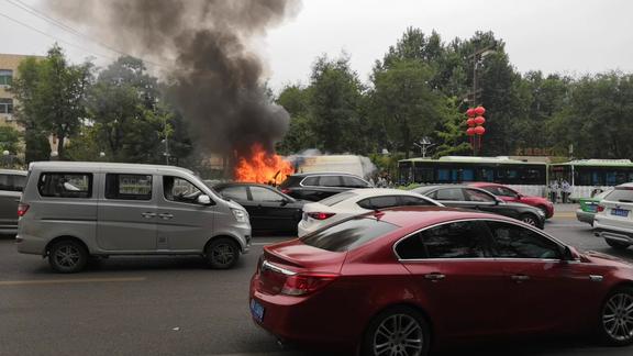 突发：西安大明遗址公园附近一辆汽车着火了！