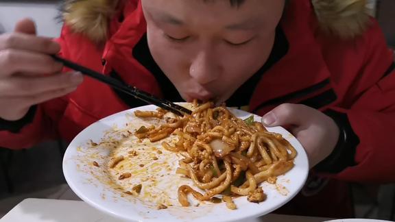 这俩人的架势 给人感觉没吃过饭似的