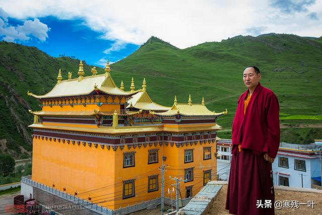 藏区寺院，僧人闭关修行9年不出这房子，连活佛都不能入内