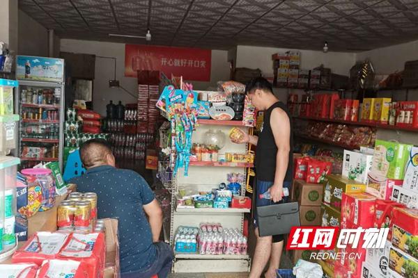 新邵县市场监管局严管超市食品安全